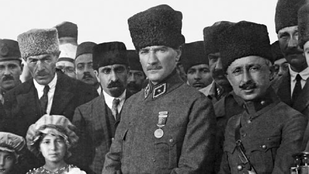 トルコ共和国 成立 宗教 大統領 ムスタファ ケマル セーヴル条約 ローザンヌ条約 近代化 世界史